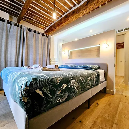 La Fourmiliere - Dans Le Vieil *