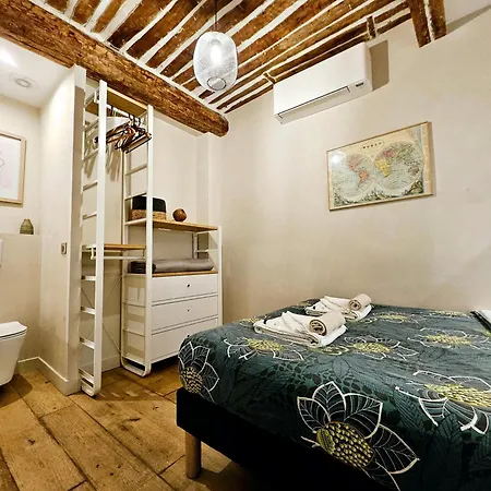 La Fourmiliere - Dans Le Vieil *