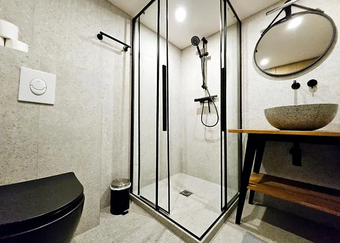 La Fourmiliere - Dans Le Vieil *