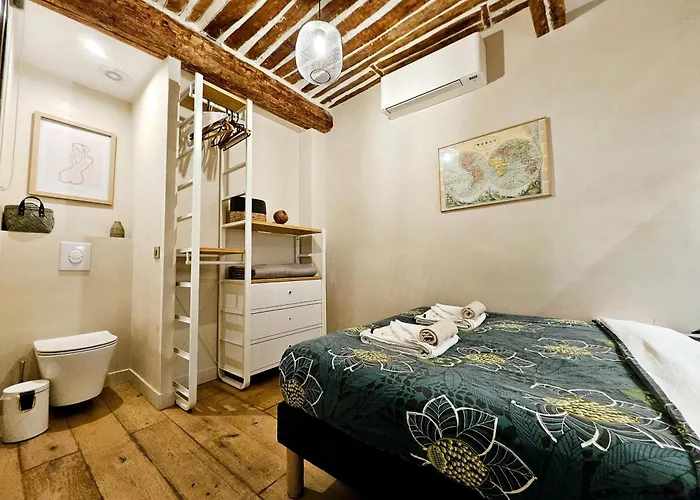 La Fourmiliere - Dans Le Vieil *