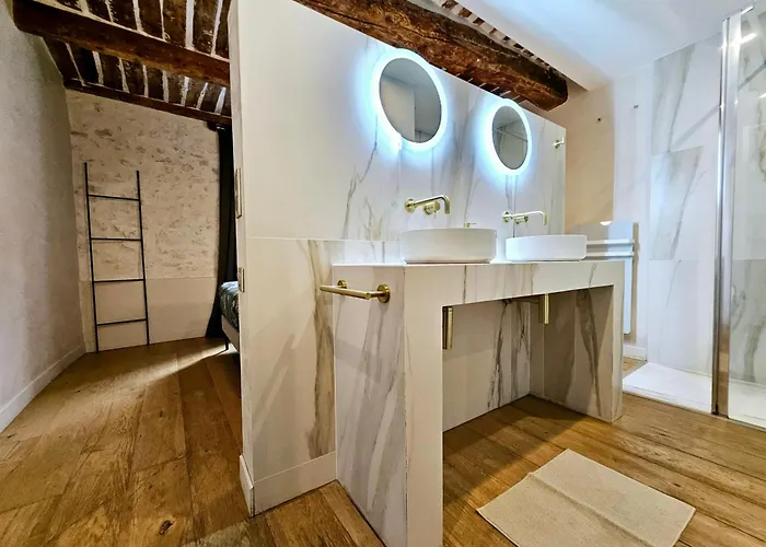 La Fourmiliere - Dans Le Vieil * Antibes