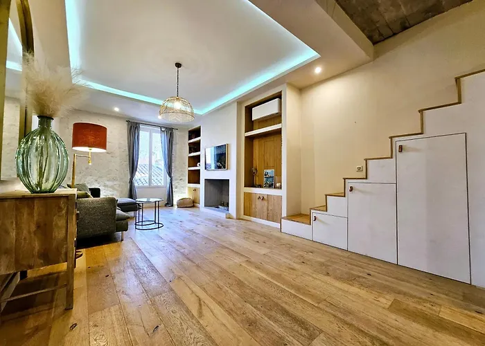 La Fourmiliere - Dans Le Vieil * 昂蒂布